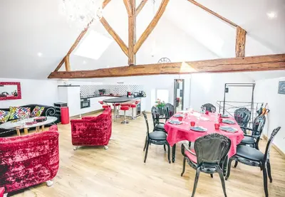 Coin salon dans l'établissement Gîte 4 étoiles avec sauna au coeur du vignoble - Louis le Tonnelier