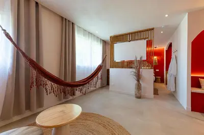 Salle de bains dans l'établissement Suite bien être - Sauna & Spa privatif - Baliroom Château Thierry