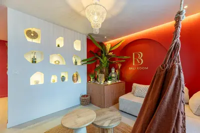 Coin salon dans l'établissement Suite bien être - Sauna & Spa privatif - Baliroom Château Thierry
