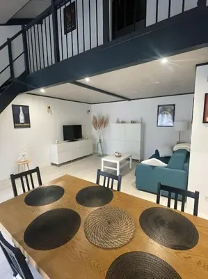 Télévision ou salle de divertissement dans l'établissement Chez Chacha Rod au cœur de la champagne
