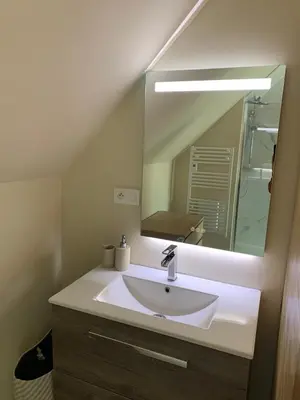 Salle de bains dans l'établissement Bulle romantique privé avec Jaccuzi et Sauna