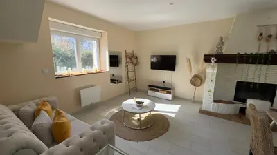 Télévision ou salle de divertissement dans l'établissement Bulle romantique privé avec Jaccuzi et Sauna