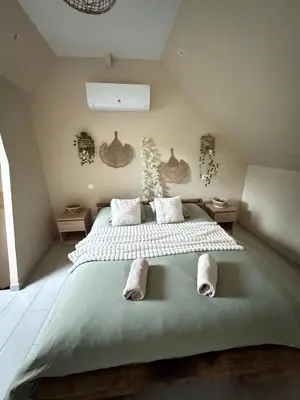 Un ou plusieurs lits dans un hébergement de l'établissement Bulle romantique privé avec Jaccuzi et Sauna