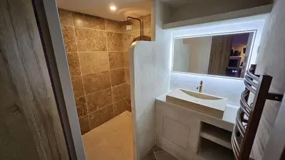Salle de bains dans l'établissement La Suite Chêne