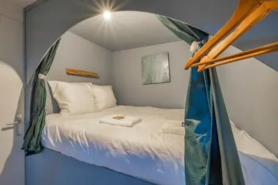 Un ou plusieurs lits dans un hébergement de l'établissement Le Loft Triplex 200M2 avec billard au centre-ville