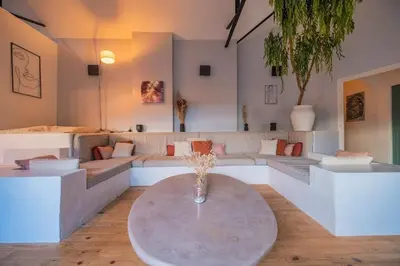 Coin salon dans l'établissement Le Loft Triplex 200M2 avec billard au centre-ville