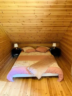 Un ou plusieurs lits dans un hébergement de l'établissement Charmant chalet en bois