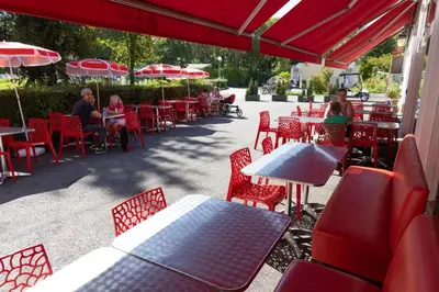 Restaurant ou autre lieu de restauration dans l'établissement Mobil Home XXL 4 chambres - Camping Country Park