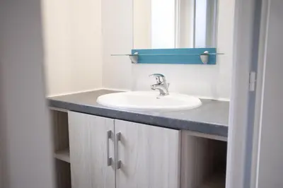Salle de bains dans l'établissement Mobil Home XXL 4 chambres - Camping Country Park