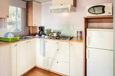 Cuisine ou kitchenette dans l'établissement Camping Le Chêne Gris