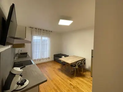 Télévision ou salle de divertissement dans l'établissement Logement 1 à 5 personnes