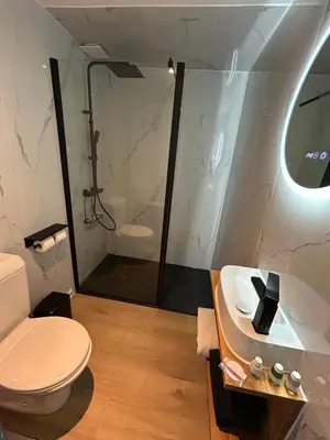 Salle de bains dans l'établissement Hôtel les Paturelles