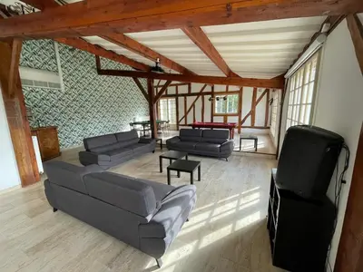 Coin salon dans l'établissement Villa 21 couchages avec piscine interieure chauffée