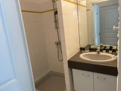 Salle de bains dans l'établissement Grenier a sel hyper centre magnifique studio