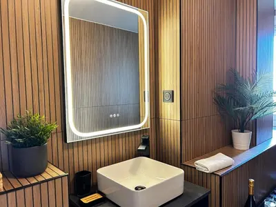 Salle de bains dans l'établissement Le nid de la basilique T3 avec balnéo