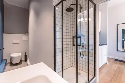 Salle de bains dans l'établissement Le Méditerranéen, face à la Cathédrale - 2D