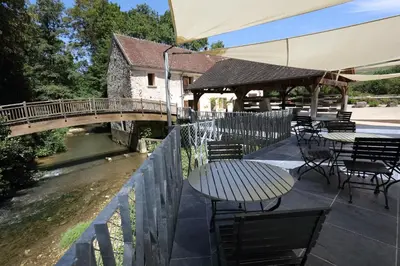 Restaurant ou autre lieu de restauration dans l'établissement Le Moulin Babet