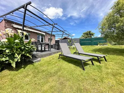 Jardin de l'établissement Cottage Le Rosie au bord du lac avec jacuzzi