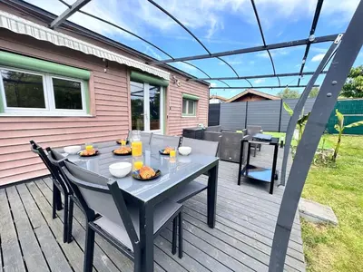 Terrasse ou espace extérieur de l'établissement Cottage Le Rosie au bord du lac avec jacuzzi