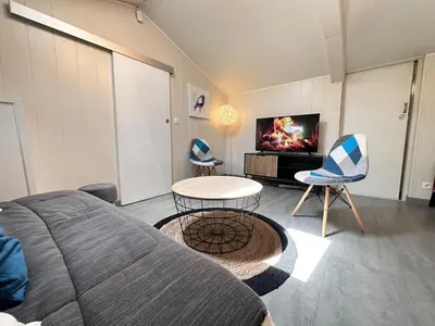 Télévision ou salle de divertissement dans l'établissement Cottage Le Rosie au bord du lac avec jacuzzi