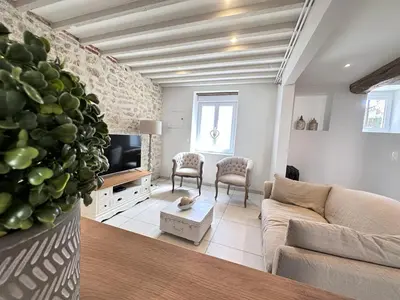 Télévision ou salle de divertissement dans l'établissement Au clos de jean un havre de paix avec 3 chambres