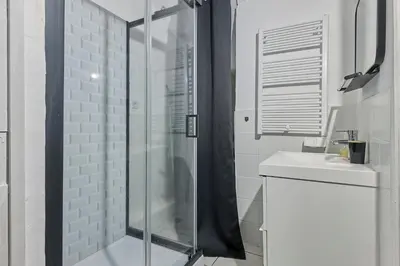 Salle de bains dans l'établissement Château Émeraude, T2 hypercentre, Terrasse, Charme et détente