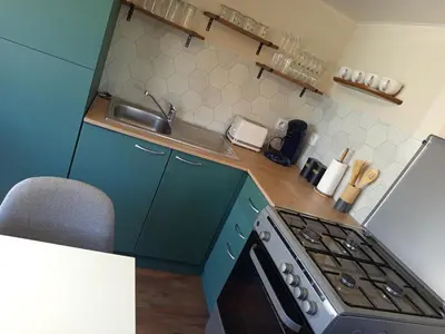 Cuisine ou kitchenette dans l'établissement Mobil-home rénové tout confort, terrasse couverte, climatisation, arrivée autonome