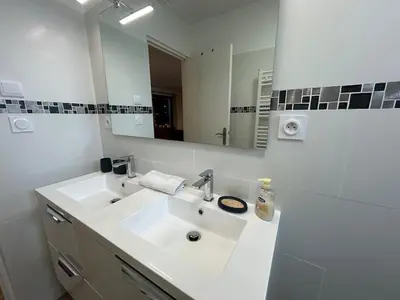 Salle de bains dans l'établissement La maison des vignes 3chambres jardin proche Reims
