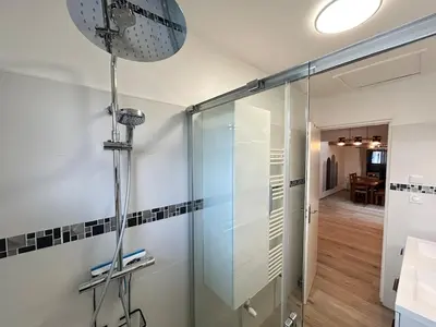 Salle de bains dans l'établissement La maison des vignes 3chambres jardin proche Reims
