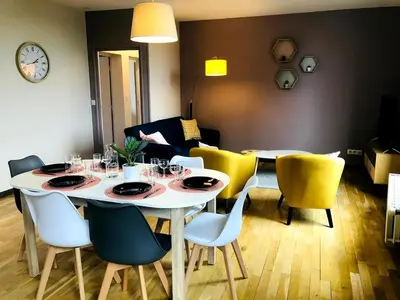 Coin salon dans l'établissement Neufchatel superbe appartement 3 chambres
