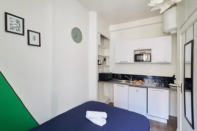 Cuisine ou kitchenette dans l'établissement Le Petit Cernay - Studio - 5 mins Caves Champagne