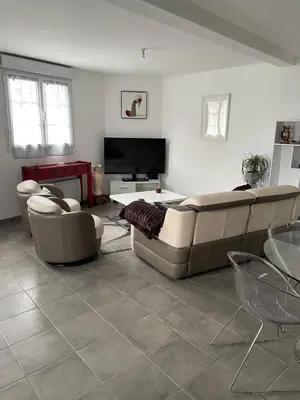 Télévision ou salle de divertissement dans l'établissement Maison agréable de 51 m2