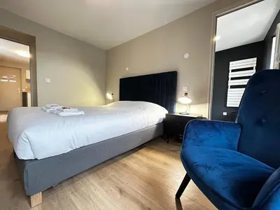 Un ou plusieurs lits dans un hébergement de l'établissement E4 Reton Suite avec Balnéo T2 au couur d Épernay