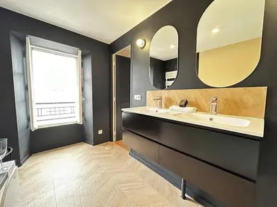 Salle de bains dans l'établissement E4 Reton Suite avec Balnéo T2 au couur d Épernay