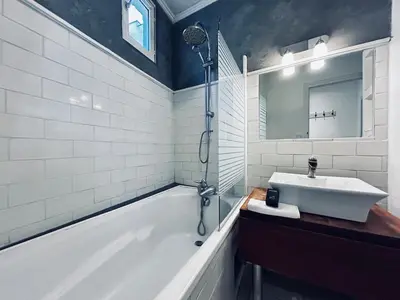 Salle de bains dans l'établissement Une bulle en champagne T3 hyper centre avec balcon