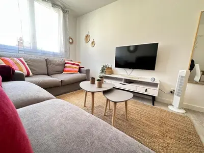 Télévision ou salle de divertissement dans l'établissement Les 3 Piliers grand T2 confortable avec parking