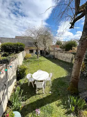 Jardin de l'établissement Maison meulière du 34e Sacre, à proximité du Domaine Pommery
