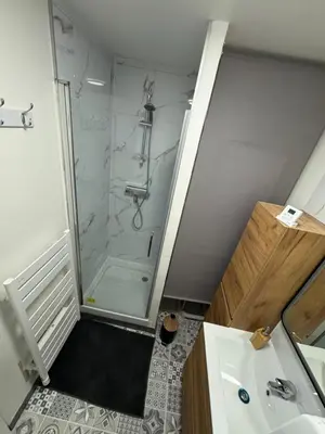 Salle de bains dans l'établissement Appartement 2 chambres 6 couchages Witry les Reims