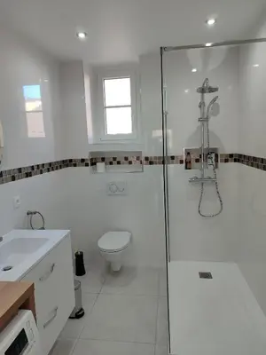 Salle de bains dans l'établissement Le Relais