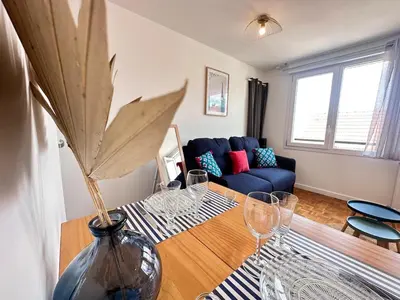 Coin salon dans l'établissement La suite des 3 piliers studio avec parking privé