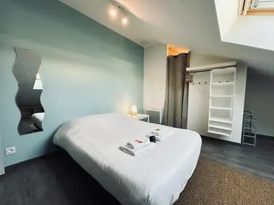 Un ou plusieurs lits dans un hébergement de l'établissement Maison de charme Reims 8 chambres, 8 salle de bain