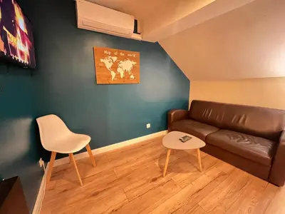 Coin salon dans l'établissement Danton confortable chaleureux proche centre-ville