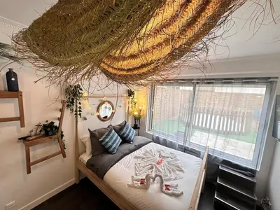 Un ou plusieurs lits dans un hébergement de l'établissement Magic suite avec Balnéo, Sauna et terrasse