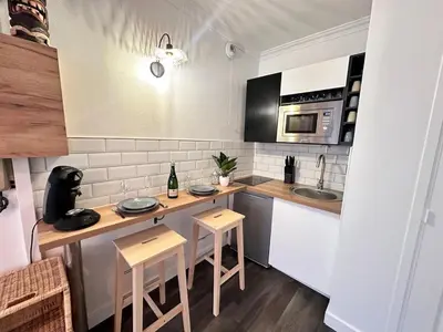 Cuisine ou kitchenette dans l'établissement Magic suite avec Balnéo, Sauna et terrasse