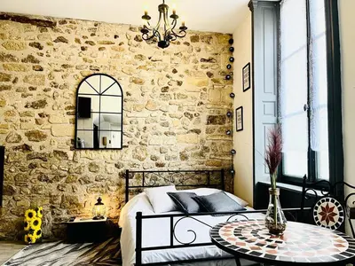 Un ou plusieurs lits dans un hébergement de l'établissement capucin 2 super studio au pied de la cathédrale