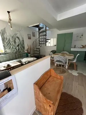 Coin salon dans l'établissement Petite maison dans village animé