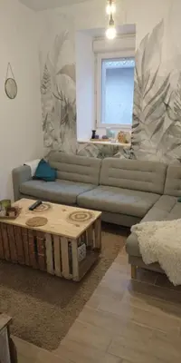Coin salon dans l'établissement Petite maison dans village animé