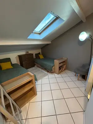 Un ou plusieurs lits dans un hébergement de l'établissement Petite maison dans village animé