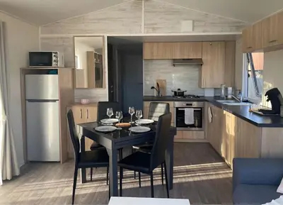 Cuisine ou kitchenette dans l'établissement Chalet Bois