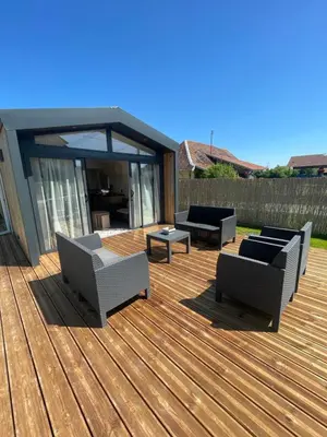 Coin salon dans l'établissement Chalet Bois